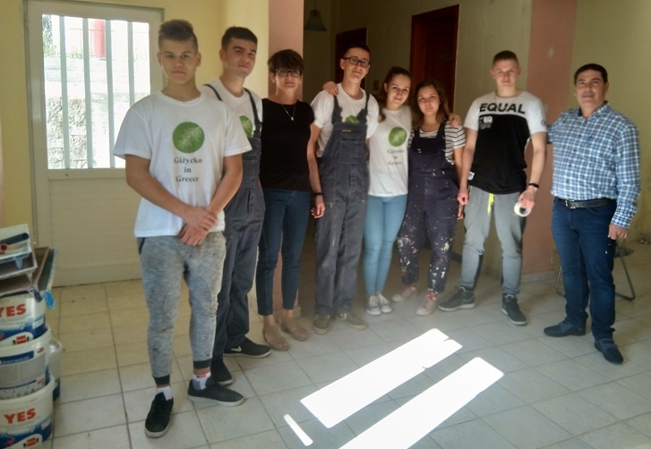 Μαθητές του Erasmus+ από την Πολωνία έβαψαν χώρο εκδηλώσεων στην Αιγάνη 